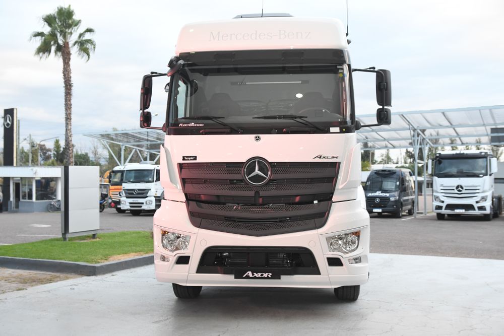 Con nueva tecnología, mayor confort y fuerte presencia en ruta, el Axor marcó el eje central del lanzamiento en Yacopini Mercedes-Benz.
