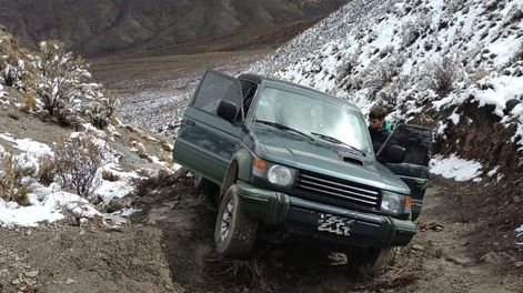Rescataron a un hombre y a sus dos hijos luego de que la camioneta en la que viajaban se quedara atascada sobre la ruta 13 - Fuentes policiales
