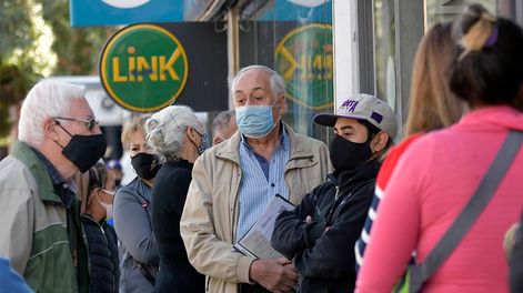Buenas noticias para jubilados: este es el calendario de pagos en abril con bono de hasta $15.000 y extra - Foto: Orlando Pelichotti / Los Andes