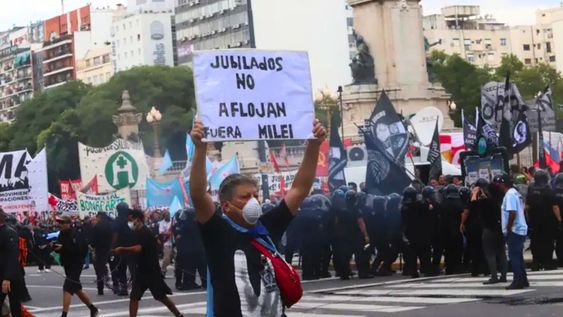 Nueva protesta de jubilados frente al Congreso.