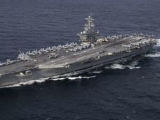 Estados Unidos derribó al dron que se dirigía hacia al portaaviones con “intenciones poco claras”.