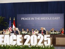 El presidente egipcio, Abdel Fattah al-Sisi (izq.), y el presidente estadounidense, Donald Trump (der.), asisten a la ceremonia de firma de la Cumbre de Paz de Gaza en Sharm el-Sheij.