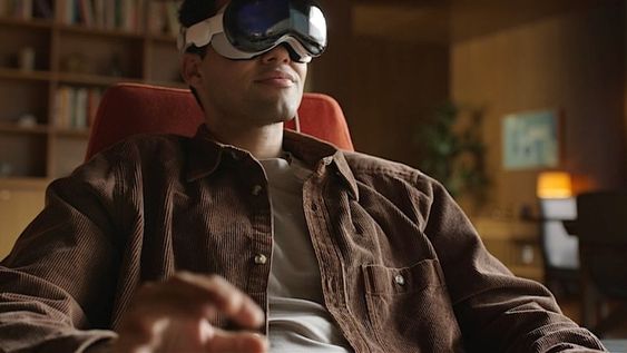 Ya salió a la venta Apple Vision Pro, las gafas de computación espacial de Apple y las primeras reseñas hablan de excelencia tecnológica y confusión funcional.
