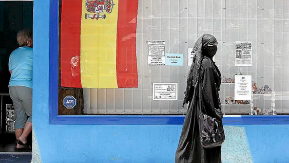 Una mujer vestida con un niqab pasea por las calles de Coín (Málaga).