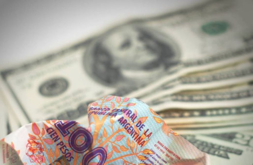 Dólar hoy: el blue se vende en $145, y el oficial supera los $132, pero siguen las restricciones