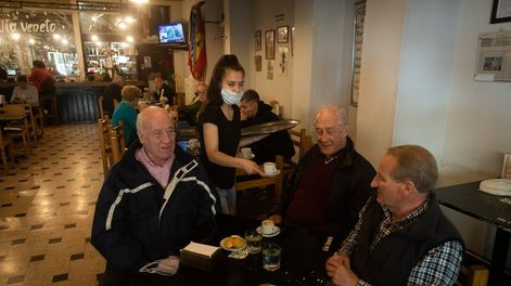 Milagros Yasiulewicz sirve café a Guillermo, Horacio y Rafael. Vía Venetto. Foto Ignacio Blanco / Los Andes