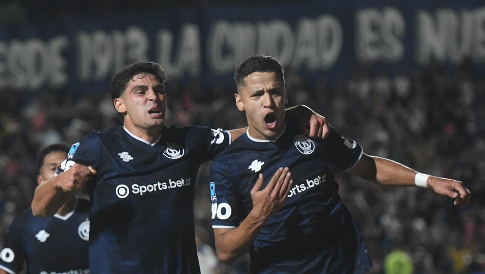 El goleador Alex Arce apareció en el mejor momento de la Lepra frente al Canalla y sumó el segundo gol en el conjunto del Parque.