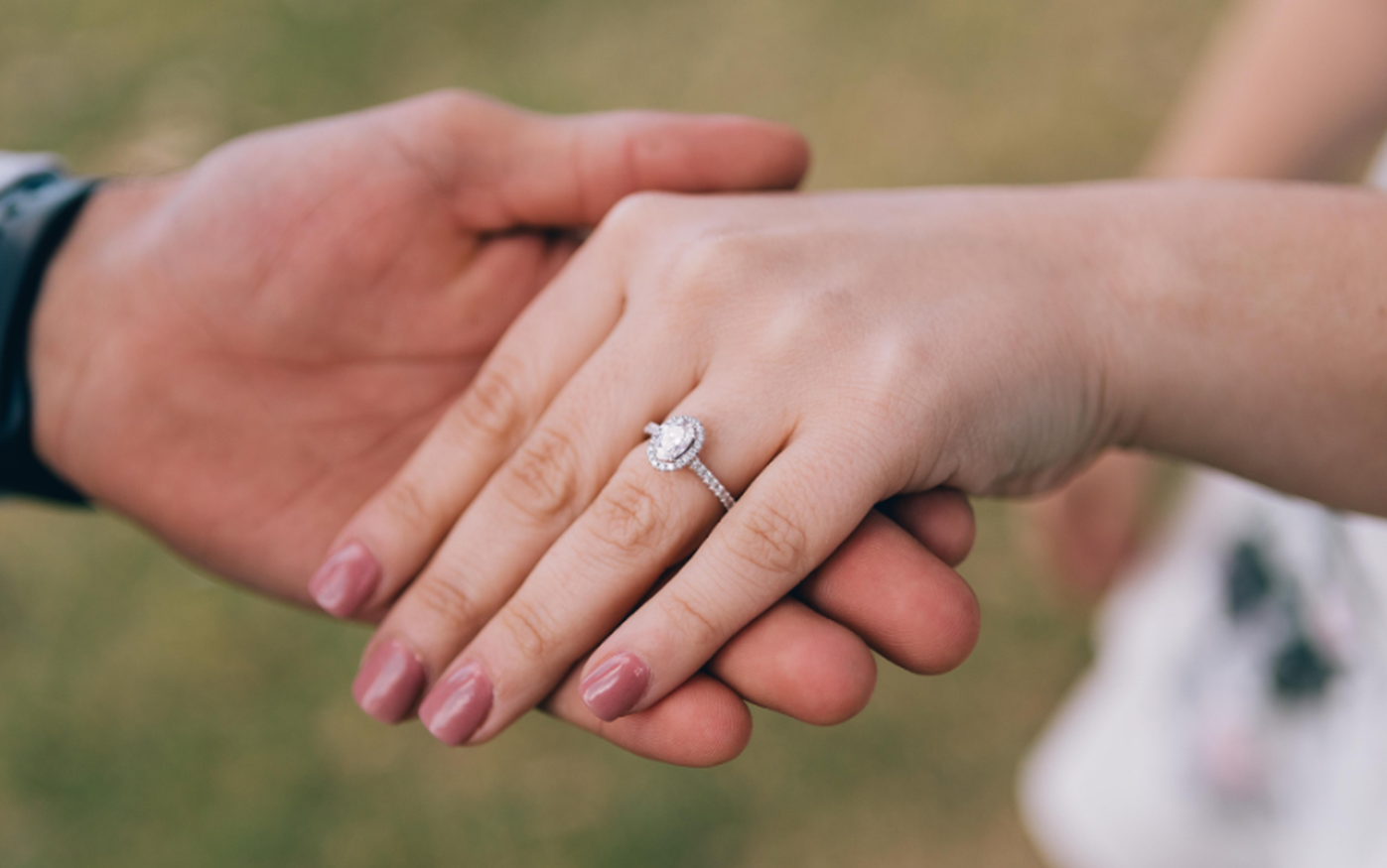 Reveló que transformó su anillo de casada en uno de divorcio y se sumó a una tendencia que gana fuerza.