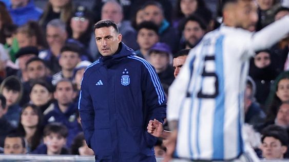 AMDEP8988. BUENOS AIRES (ARGENTINA), 07/09/2023.- El seleccionador de Argentina Lionel Scaloni hoy, en un partido de las Eliminatorias Sudamericanas para la Copa Mundial de Fútbol 2026 entre Argentina y Ecuador en el estadio Más Monumental en Buenos Aires (Argentina). EFE/ Juan Ignacio Roncoroni
