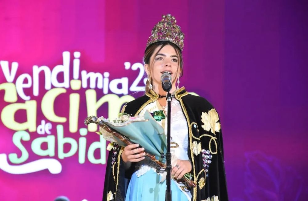 Ana Laura tiene 22 años y cursa el tercer año de Enología. Con su familia elaboran un vino que, por ahora, no comercializan.| |Foto: Municipalidad de La Paz