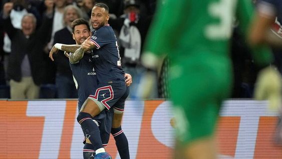 Messi es felicitado por Neymar. Leo apunta a Mbappé para agradecerle el pase. (AP) Messi es felicitado por Neymar. Leo apunta a Mbappé para agradecerle el pase. (AP)
