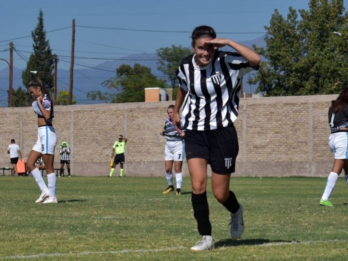 Tieppo festeja luego de su hat-trick para las Lobas.