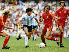 Subastan una mítica camiseta de Maradona del Mundial 86