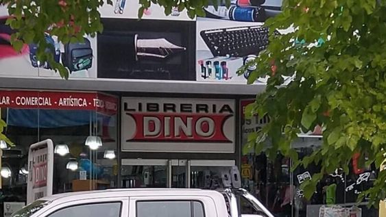 El dueño de la librería Dino no dudó en darle una bolsa repleta de artículos escolares al pequeño que salió a mendigar para ir al colegio. Foto: Gentileza