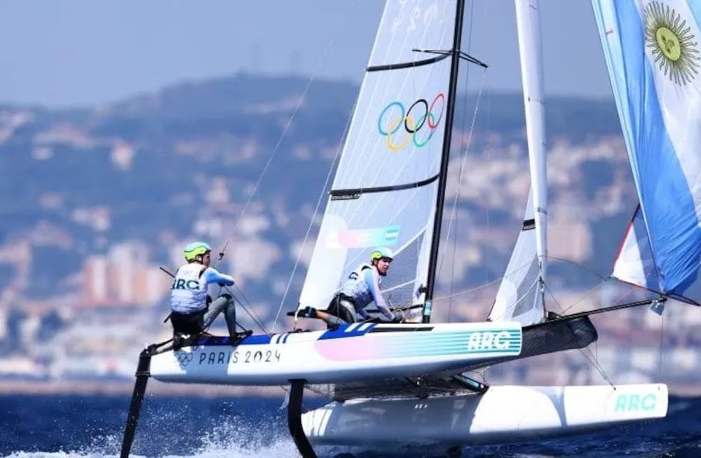 La dupla integrada por Eugenia Bosco y Mateo Majdalani, debutó en París 2024 y, tras las primeras tres regatas, se ubican en el segundo puesto de la clase Nacra 17. / Gentileza.