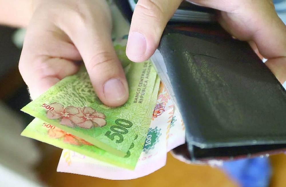 Por las dificultades para importar insumos y para comprar los que se producen localmente, algunas empresas adelantaron el pago del aguinaldo en noviembre (Imagen ilustrativa / Web)