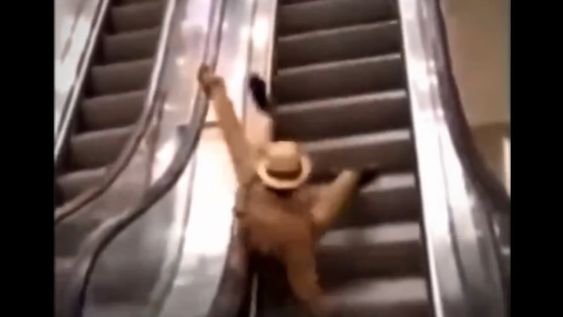 Video: abrió el primer supermercado con escaleras mecánicas en Camerún y los clientes sufren las caídas