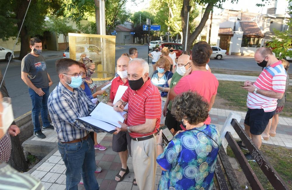 Vecinos preocupados por el accionar de los delincuentes se manifestaron ayer por la tarde en la Plaza de la Paz / José Gutiérrez