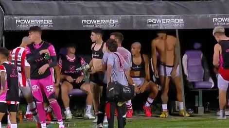Los Andes | Hinchas de Instituto le robaron la ropa a sus jugadores / Captura de video