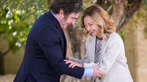 Los Andes | El presidente Javier Milei al ser recibido por la primera ministra italiana, Giorgia Meloni, en la reunión del G7 en Borgo Egnazia, Italia, en junio de 2024. (AP / Luca Bruno)
