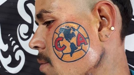 ¿No será mucho? Se tatuó en la cara el escudo del club de sus amores