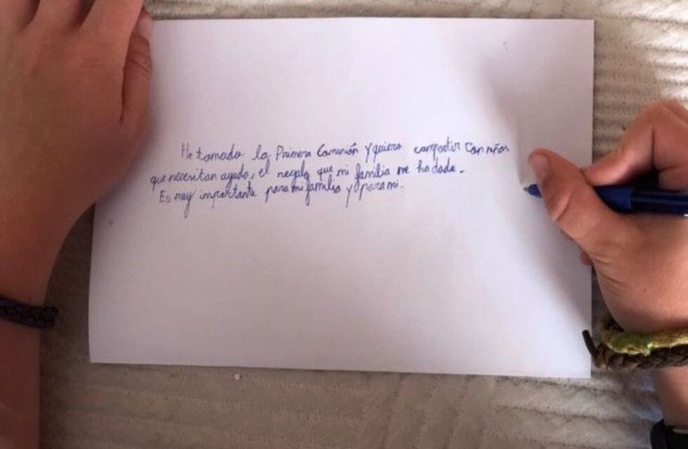 Le regalaron mil euros para su comunión y los donó a Venezuela