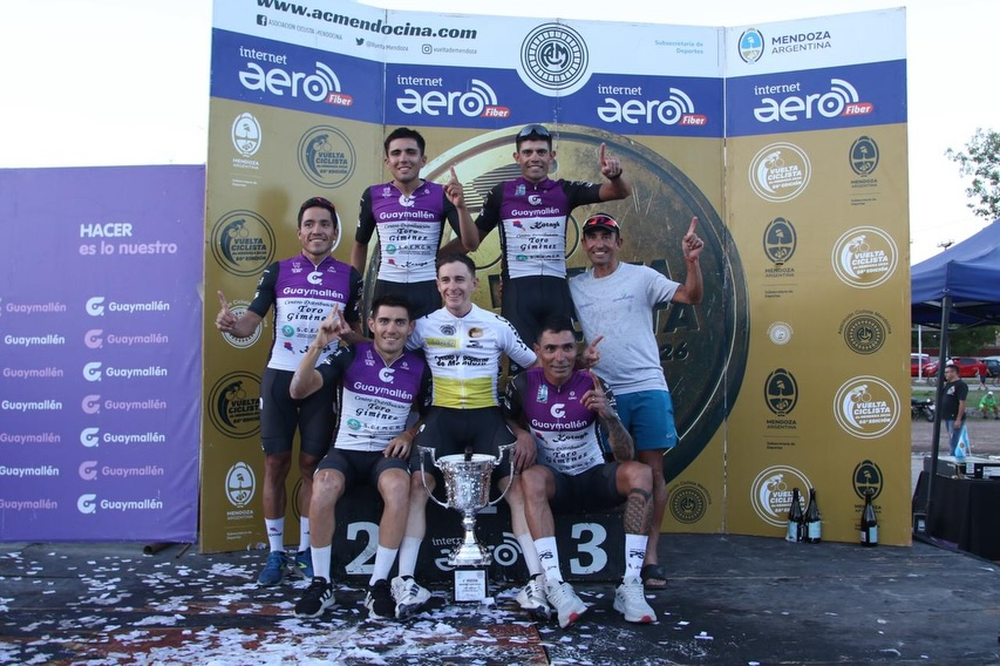 El equipo de Municipalidad de Guaymallén en lo más alto del podio de la 50 Edición de la Vuelta de Mendoza. 