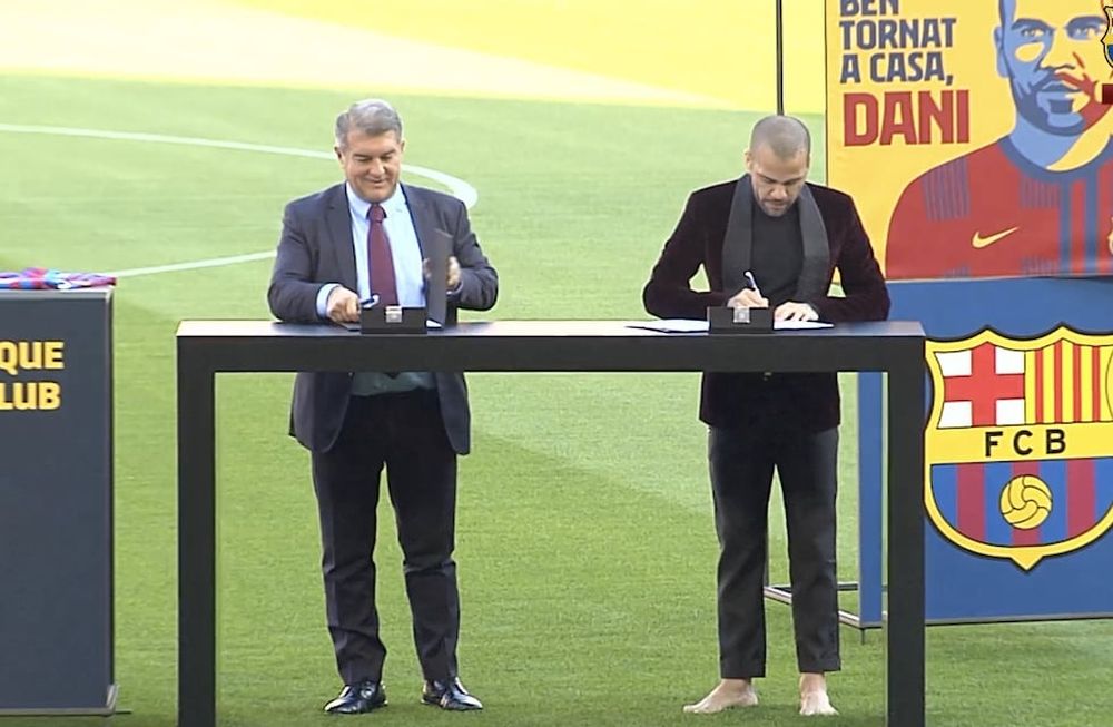 Dani Alves, descalzo, junto al presidente Joan Laporta. / FCB
