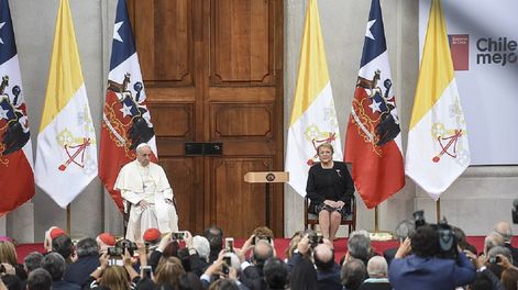 El papa Francisco y la entonces presidenta de Chile, Michelle Bachelet, en el Palacio de la Moneda en Santiago (2018)