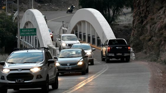 Después del fin de semana, algunos mendocinos que optaron por pasar las minivacaciones en alta montaña regresaron por la Ruta provincial 82 / Orlando Pilichotti