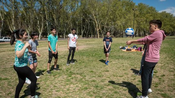 Un grupo de compañeros de la escuela técnica Pablo Nogués fueron los primeros en llegar al Parque General San Martín. Foto: Ignacio Blanco / Los Andes