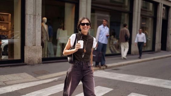 El color no es el único elemento que define cómo se ven los jeans. El corte, el tiro y el largo también modifican el resultado.