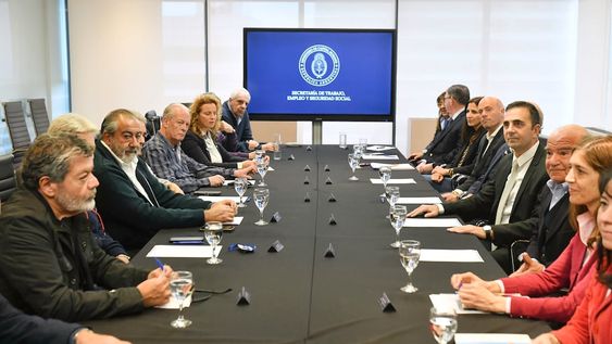 Vista de la reunion mantenida esta tarde entre el secretario de Trabajo, Julio Cordero, y la cúpula de la CGT, como parte del diálogo social promovido por el Gobierno para la conformación del Pacto de Mayo. Foto: Juan Vargas