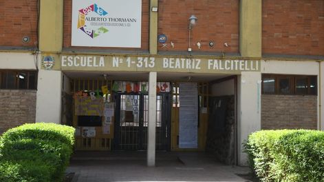 En la escuela Beatríz Falcitelli, ubicada en Mitre y Ameghino de Ciudad, detuvieron a un celador por un presunto abuso sexual. Foto José Gutiérrez.