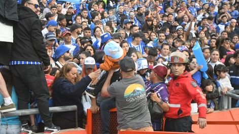 Los Andes | Los hinchas de Godoy Cruz le escapan al gas pimienta que tiró la pelicía en las afueras del estadio para dispersar a la barra / José Gutiérrez.