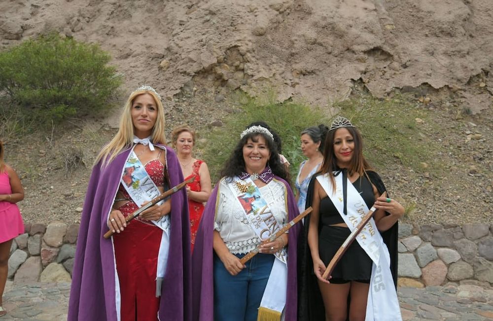 Lorenza Gómez, de 58 años, fue coronada Reina de los Cerros mientras que Andrea Yovina de 46 años, fue elegida virreina. Además Verónica Lourdes Zárate, de 48 añios, quedó como primera princesa. Foto: Marcelo Rolland / Los Andes