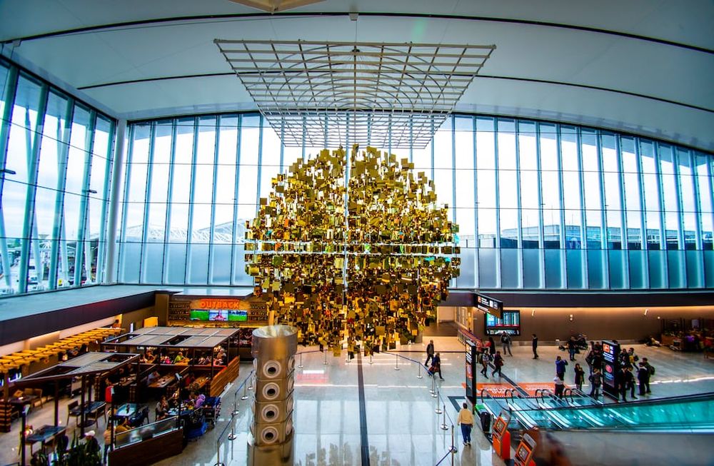 Montaje de la nueva obra de Julio Le Parc dentro de la Nueva Terminal del Aeropuerto de Ezeiza. El montaje estuvo a cargo de su hijo Yamile Leparc. 25 de abril de 2024