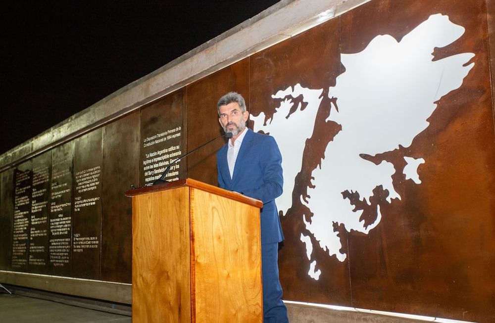 Ulpiano Suarez inauguró el nuevo Memorial Malvinas Argentinas en el Parque Central