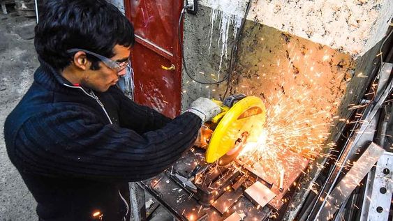 El sector metalúrgico cerró la semana con un avance en las discusiones paritarias: la parte empresaria aceptó una suba del 40%- En la foto, Sebastián Carrera en su taller metalúrgico, trabaja en su máquina circular cortando unos caños -Ilustrativa- Mariana Villa/Los Andes.