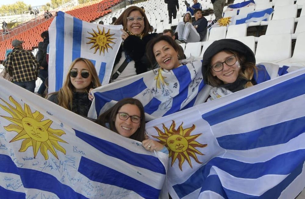 Ómnibus, ferri y avión en 15 horas: la odisea de la familia de un jugador uruguayo Sub 20 para llegar a Mendoza. Foto: Orlando Pelichotti / Los Andes.