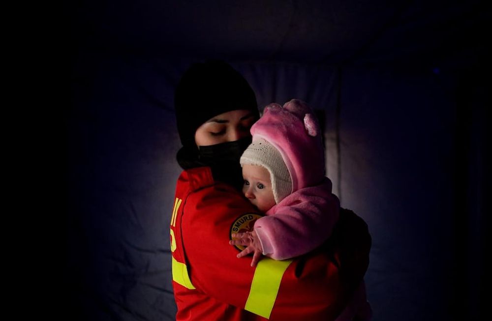 En el subsuelo donde el estruendo hace vibrar los huesos y las madres abrazan a sus hijos para salvarlos y caen con ellos en un musgo de oscuridad, de gritos, de preguntas.
