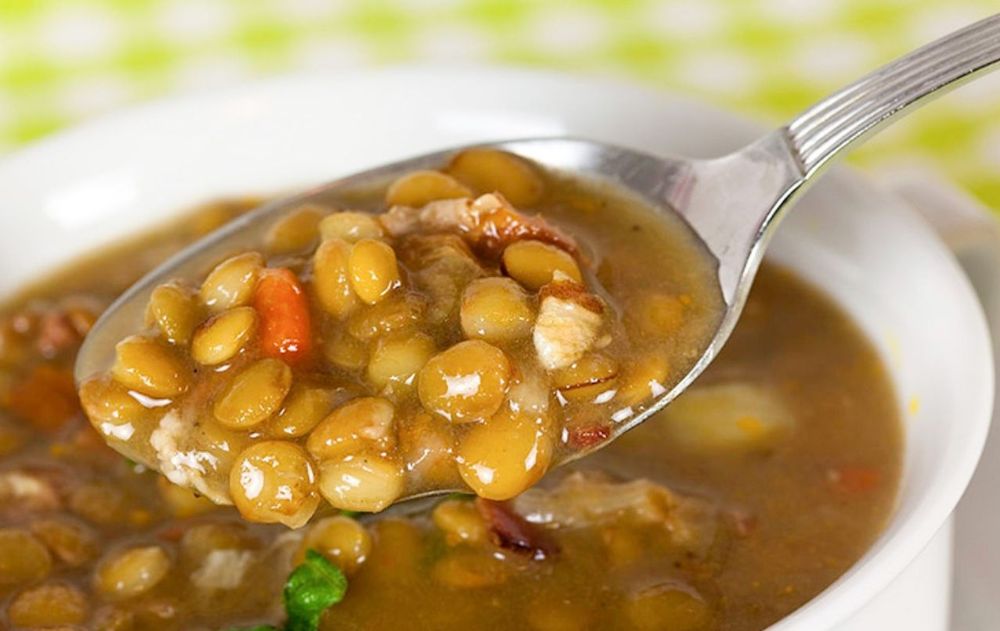 Las lentejas puede ser tu legumbre favorita combinándola al cocinar. 
