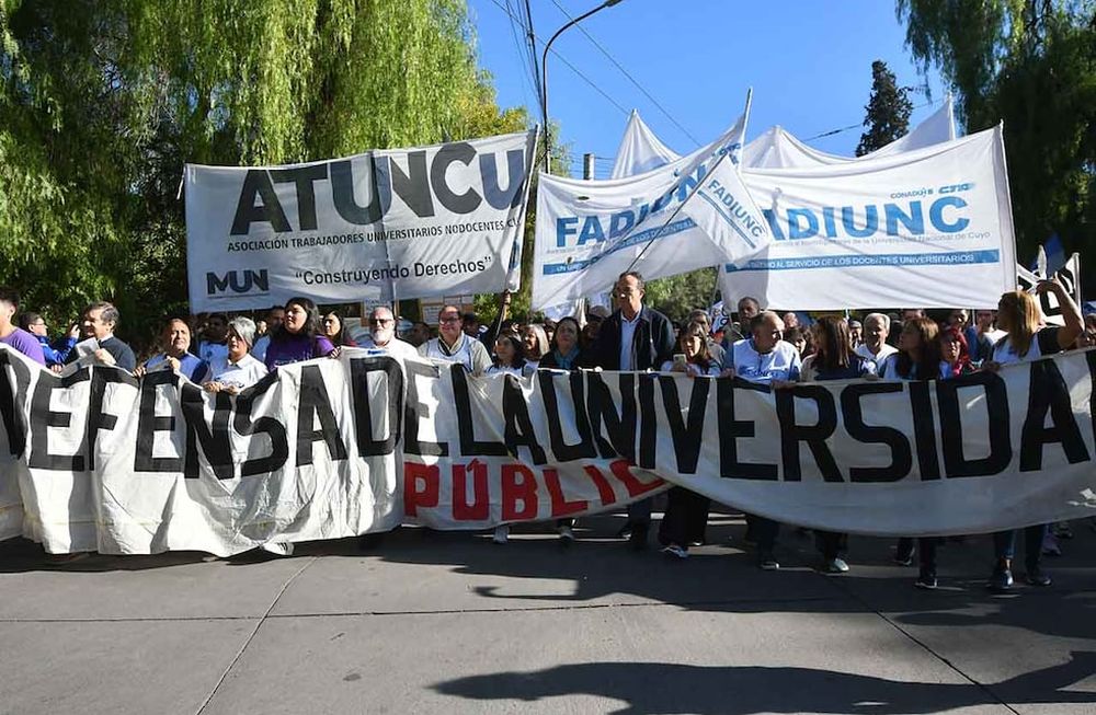 El 23 de abril de 2024, más de 40 mil personas se movilizaron en Mendoza en defensa a la educación pública y en contra del recorte de fondos para las universidades. Foto: Archivo / Los Andes