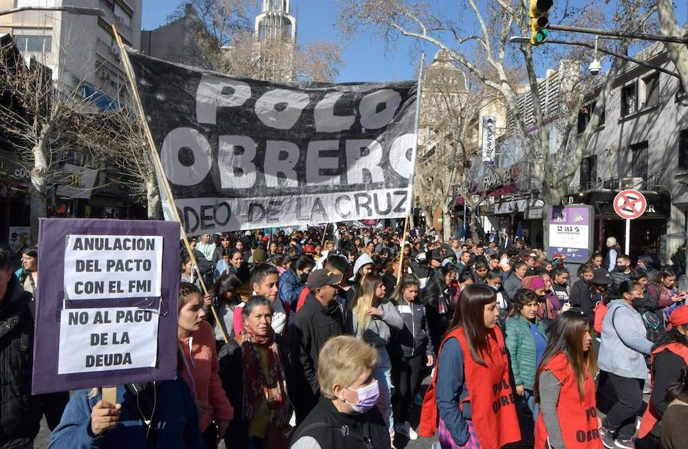 Organizaciones sociales reclamaron en agosto pasado con masivas movilizaciones por el rechazo de estas incompatibilidades y el aumento en los pagos de los planes. Foto: Orlando Pelichotti / Los Andes