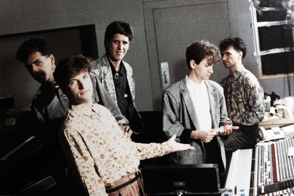 De izquierda a derecha: Carlos García López (guitarra), Miguel Mateos (vos, teclados, guitarra), Cachorro López (bajo), Alejandro Mateos (batería) y Julio Lala (teclados). Miguel Mateos/Zas en la grabación del disco 