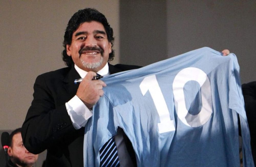con camiseta del napolirnrnFormer Argentine soccer star Diego Maradona holds a jersey with his number during a news conference in Naples February 26, 2013.  REUTERS/Ciro De Luca (ITALY - Tags: SPORT SOCCER) italia napoles diego armando maradona regreso de ex futbolista a italia por caso de evasion de impuesto ex futbolista regresa a italia por tema impositivo