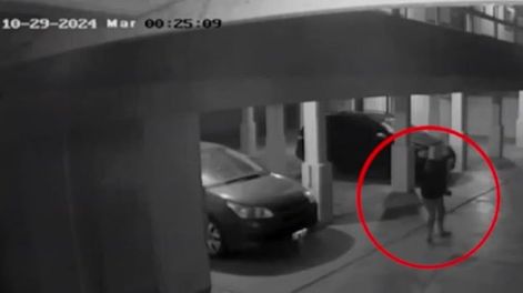 Los Andes | Una de las cámaras capta el momento en que una mujer está en un garaje cercano al hotel Dubrovnik en Villa Gesell, justo en el derrumbe del edificio (Captura de video)