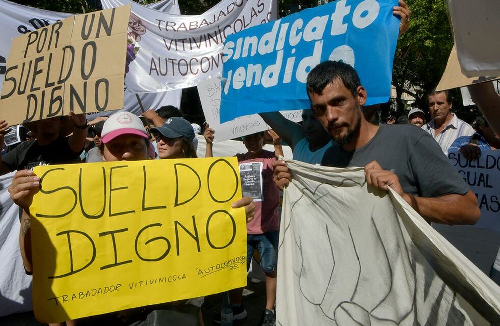 Marcha de los Trabajadores Vitivinícolas Autoconvocados en el Kilómetro de Cero de Mendoza, reclaman mejoras de contratos laborales Foto: Orlando Pelichotti