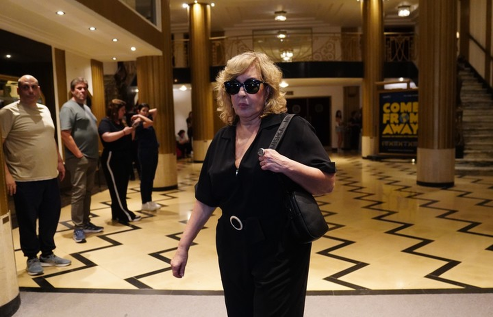 Georgina Barbarossa se acercó a despedir a Antonio Gasalla al Teatro Maipo.