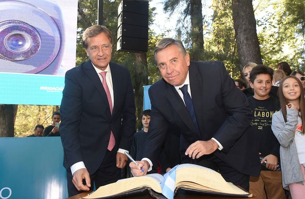 El Gobernador Rodolfo Suárez le tomó juramento a Sergio Marinelli como superintendente general de Irrigación, para un segundo período constitucional. Se trata de la primera vez que alguien a cargo del organismo que administra el agua renueva su mandato por 5 años más.